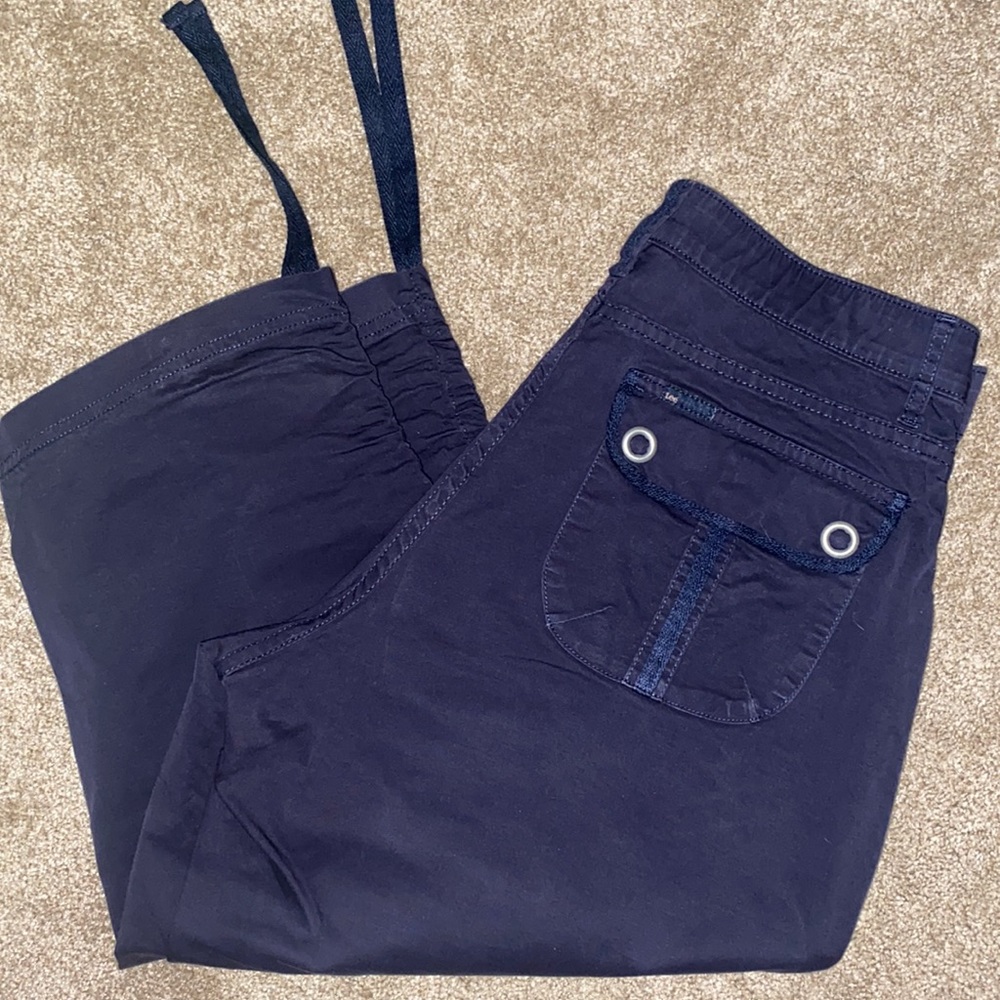 Lee navy adjustable capris size 8.
